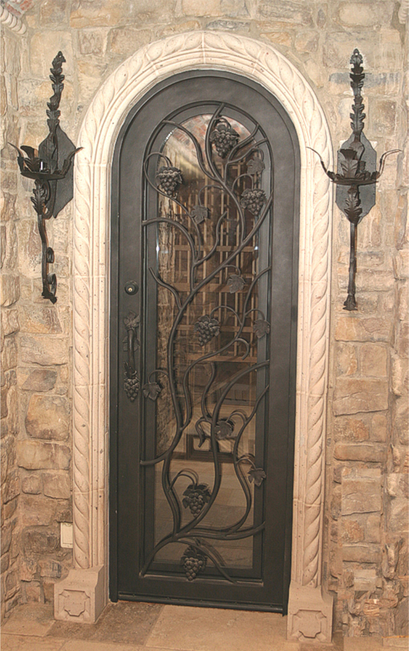 Дверь в винный погреб с кованой лозой и фонарями